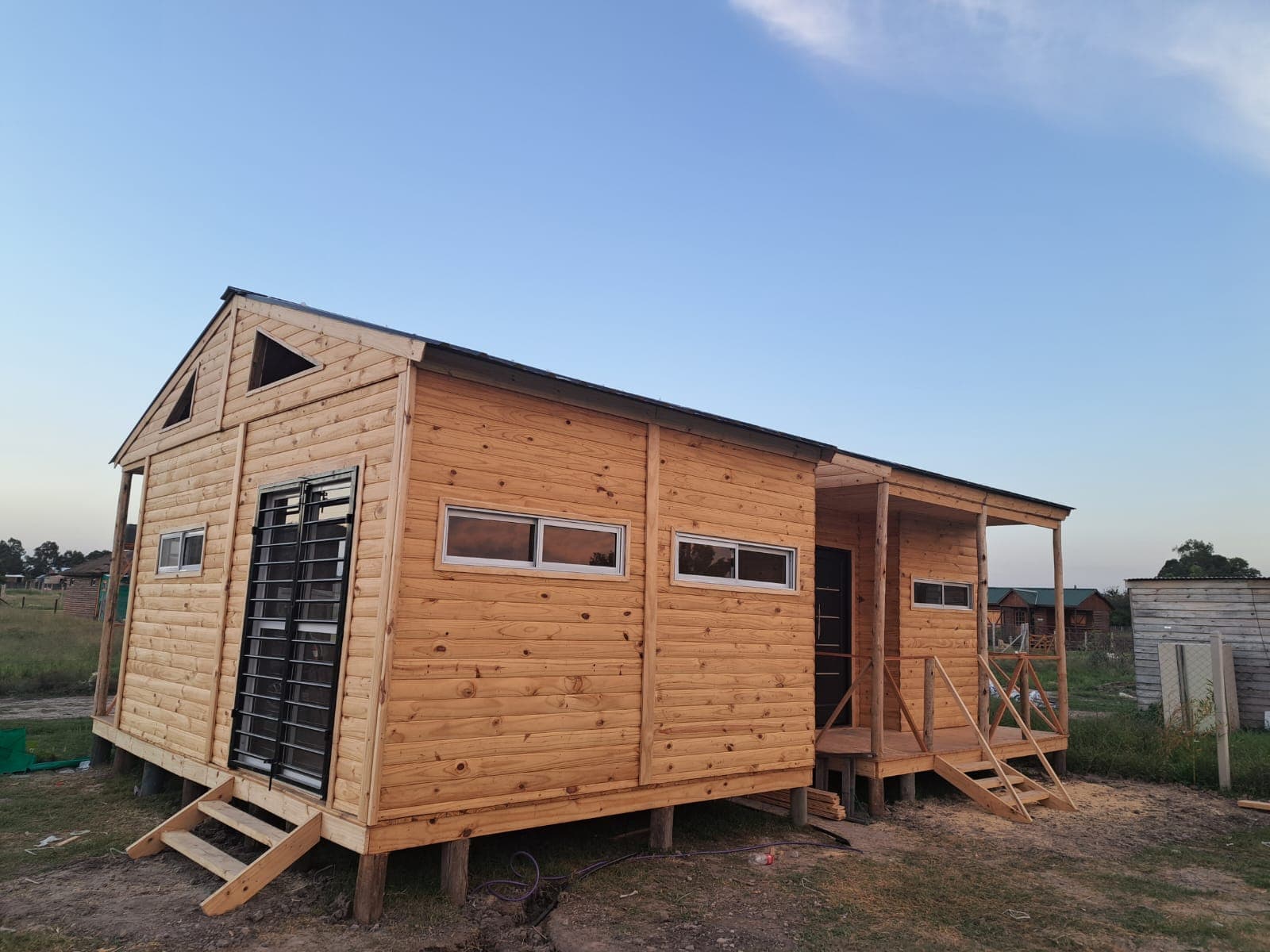 Cabaña prefabricada de madera utilizada como referencia real